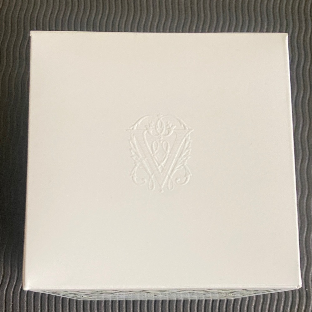 Voluspa Eucalyptus & White Sage Candle in White and Green - Picture 10 of 11